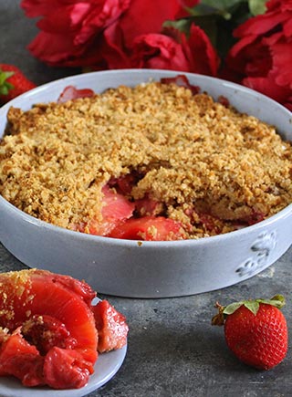 Pineapple and strawberry crumble